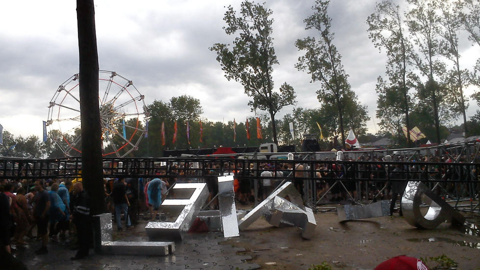 D�DSULYKKE P� BELGISK FESTIVAL: To scener kollapset p� en belgisk festival i dag. Fire personer skal ha omkommet. Videobilder viser s�kkv�te festivaldeltakere som flykter unna. Foto: AFP PHOTO / BELGA PHOTO PINO MISURACA