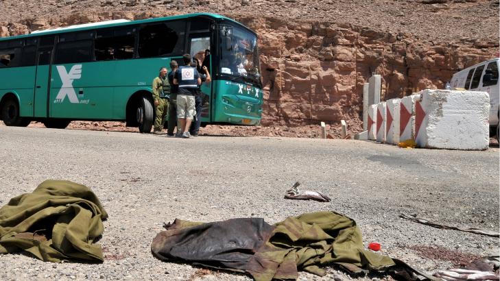ANGREP P� KJ�RET�Y: En rekke koordinerte terrorangrep rystet i g�r Israel. Angrepene rettet seg mot flere kj�ret�y. Terroristene skal ogs� ha hatt selvmordsbelter. Foto: Sassy Horesh/EPA/Scanpix