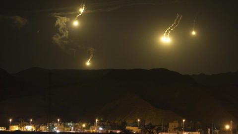 LYSER OPP: Det israelske forsvaret skj�t opp bluss i natt for � lyse opp himmelen over israelske landsbyer. I natt ble det skutt minst fem raketter fra Gaza og inn i Israel. Foto: Amir Cohen/Reuters/Scanpix
