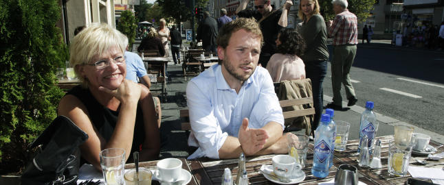 - Vi b�r banke p� d�rer og opps�ke disse kvinnene