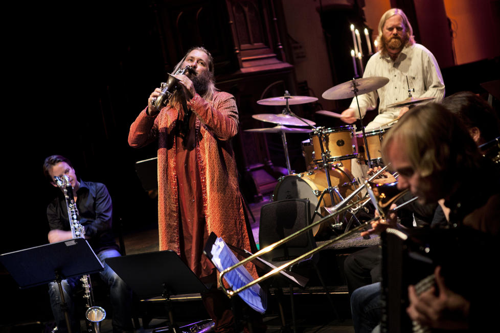 GURU: Trygve Seim ledet sitt store ensemble i en meditativ konsert under Oslo Jazzfestival i g�r kveld. Her fra v. Torben Snekkestad, Seim, Per Oddvar Johansen og Frode Haltli. FOTO: HILDE MESICS KLEVEN/DAGBLADET