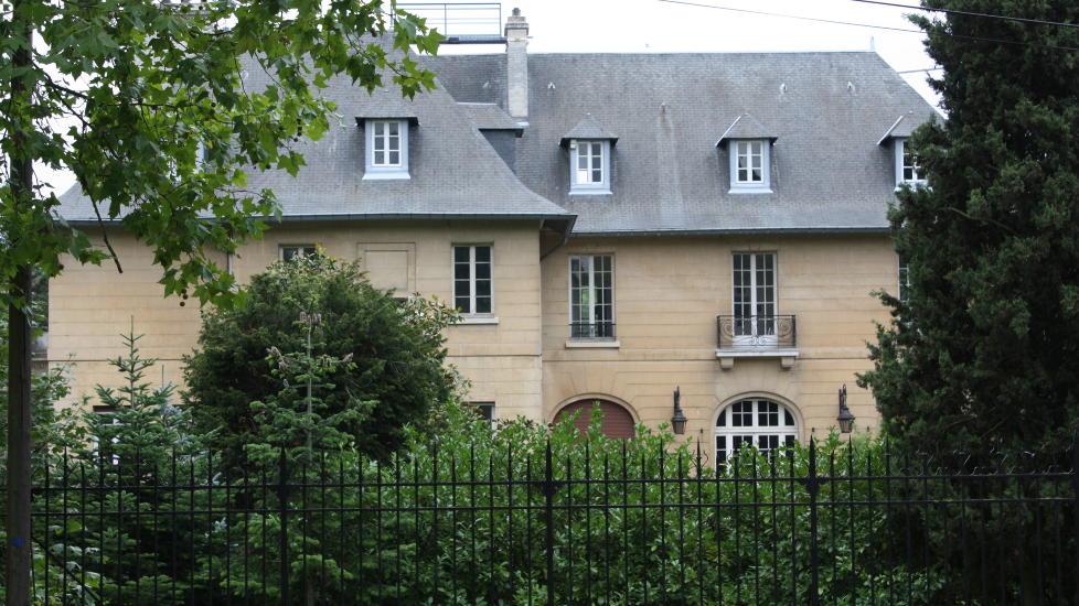 HER SKJULER HAN SEG: Odd Nerdrum holder til i dette luksuri�se herskapshuset i fasjonable Maisons Laffitte utenfor Paris. Foto: Jonas Sverrisson Rasch
