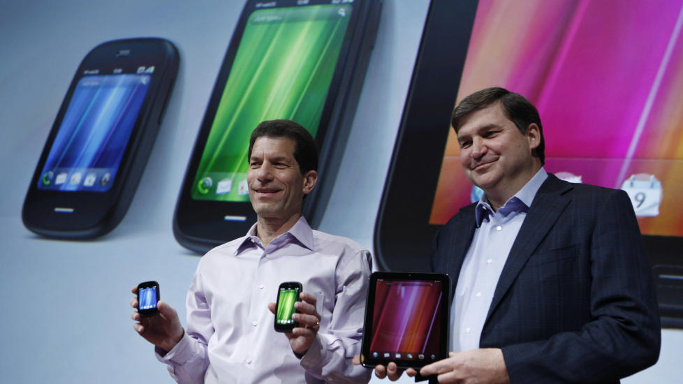 FORTIDAS MENN: Todd Bradley i Hewlett Packard og Jon Rubinstein i HP-eide Palm, her i et mer optimistisk �yeblikk tidligere i �r,  viser fram noen av produktene HP n� legger ned satsingen p�. Foto: SCANPIX