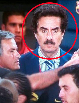 Steinansiktet bak Mourinho har blitt et internettfenomen