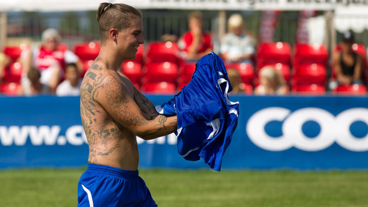 TRENINGSIVRIG: Atle Pettersen trener fire timer om dagen som forberedelser til �Skal vi danse�. Her fra kjendisfotballkampen under Norway Cup i begynnelsen av August. Foto: Roger Fosaas/Stella Pictures