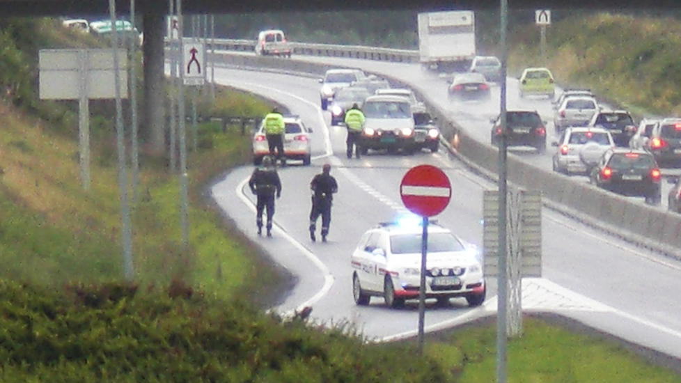 SPERRET TRAFIKKEN: Politiet la ut spikermatte og sperret veien ved Borgeskogen i Stokke. Kvinnen ble p�grepet like i n�rheten. Foto: Bengt-Rune Nilsen