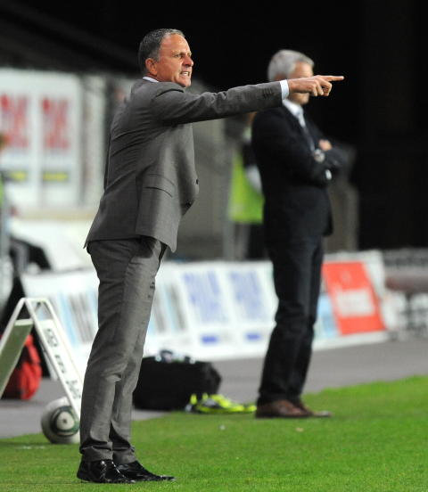SKUFFENDE RESULTAT: Jan J�nssons Rosenborg skapte lite i et gjesp av en 0-0 kamp mot kypriotiske Larnaca torsdag. RBK-sjefen har mye � rette p� f�r returen neste torsdagFoto: Ned Alley / Scanpix .