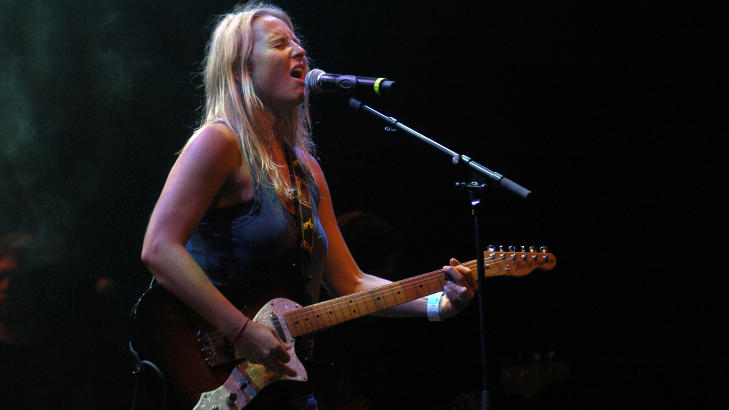 LISSIE �PNET: Den amerikanske stjernen Lissie var trekkplasteret den f�rste dagen av festivalen. Hun var ogs� �rsaken til at s�skenbarna Lars og Ante utvidet Jugendfest med en dag. Foto: FRIDGEIR WALDERHAUG /Dagbladet
