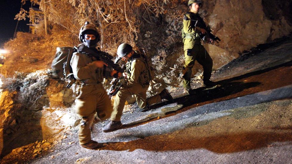  Israelske soldater omringer et nabolang under en operasjon i Hebron p� Vestbredden. 120 Hamas-medlemmer er p�grepet etter aksjoner flere steder. Foto: EPA/ABED AL HASHLAMOUN/SCANPIX