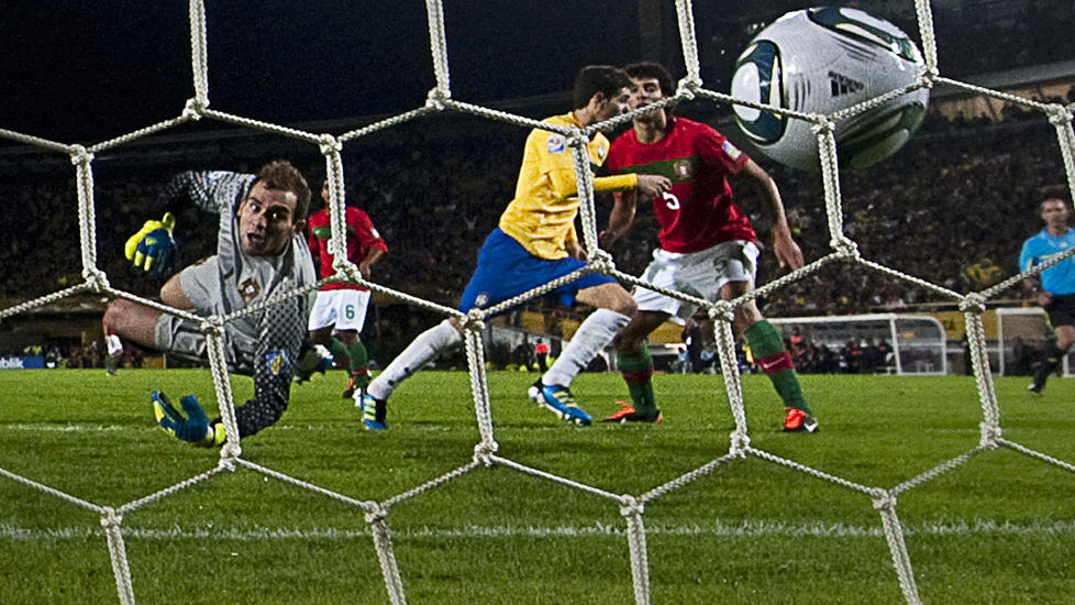 DRAMA I EKSTRAOMGANGENE: Portugals Mika og Roderick m� kapitulere for en av Oscars tre scoringer i VM-finalen for U20-lag.Foto: SCANPIX/AFP/LUIS ACOSTA