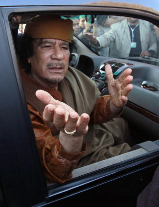 BER FOLKET OM HJELP: Muammar Kadhafi. Foto: REUTERS/Louafi Larbi/Scanpix