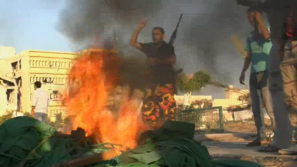 FEIRET: Oppr�rere feiret i Zawiya fredag. Det har v�rt harde kamper i Libya hele helga. Foto: AP Photo/Sky via APTN/Scanpix
