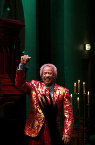 HANDS UP:  Hevede hender for Allen Toussaint under Oslo Jazzfestival. FOTO: TERJE MOSNES