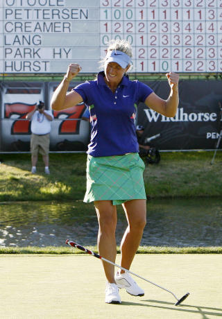  I BOKS:  Suzann Pettersen jubler etter putten p� det 18. hullet - og sesongens tredje LPGA-seier. FOTO: Steve Dipaola, REUTERS/SCANPIX.
