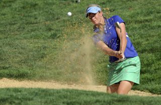  STERK OPPHENTING:  En ball i sandbunkeren p� det 17. hullet i finalerunden stoppet ikke Suzann Pettersen. FOTO: Steve Dykes, REUTERS/SCANPIX.