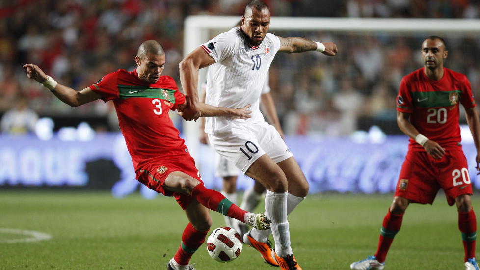 TILBAKE: John Carew i duell med Pepe i bortekampen mot Portugal p� forsommeren. Foto: Erlend Aas, Scanpix