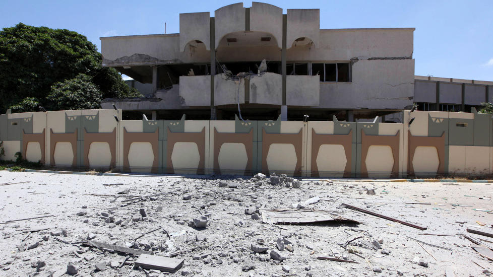 KAN V�RE HER: I mai i �r ble flere bygninger �delagt da NATO bombet deler av Kadhafis hovedkvarter i Tripoli. Omr�det skal n� v�re tungt bevoktet av stridsvogner, og mange tror obersten enn� befinner seg i bunkere under dette anlegget. Arkivfoto: MAHMUD TURKIA / AFP / SCANPIX