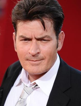 Mike Tyson skal gi Charlie Sheen bank