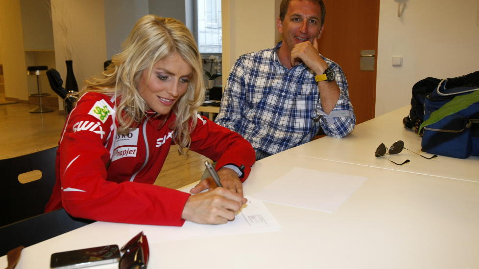 SKRIVER KONTRAKT: Therese Johaug signerer sponsoravtalen med Mapjet og Peter Fiers. Foto: Tormod Brenna