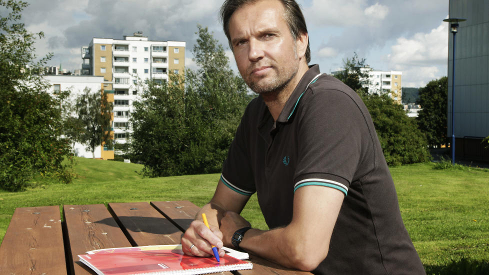 VERDIL�ST: - Kartleggingen blir helt verdil�s, n�r noen �ver i ei uke, noen i to m�neder, noen legger bort pensum, mens noen skoler ikke �ver i det hele tatt, sier l�rer Vidar Green om de nasjonale pr�vene i lesing, regning og engelsk lesing. Foto: Steinar Buholm