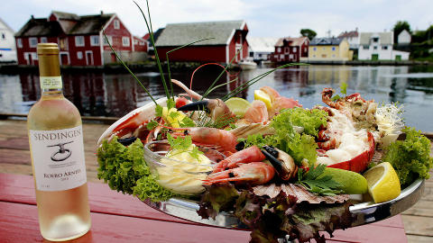 KNUTHOLMEN: Stettfatet bugner av norsk hummer, sj�kreps, krabbe, reker og kamskjell. Foto: OLE C.H. THOMASSEN