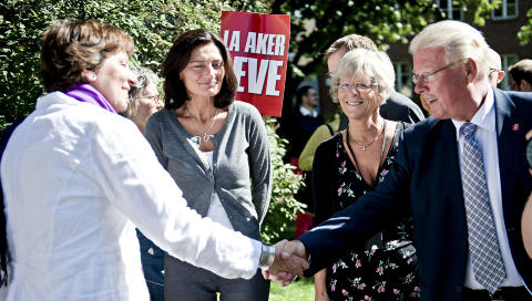 Rivaler: Carl I. Hagen hilser p� sin motkandidat fra SV, Marianne Borgen, mens byr�dskandidat Libe Rieber-Mohn (Ap) og sykehusdirekt�r Tove Strand st�r og ser p�. Foto: Benjamin A. Ward/Dagbladet
