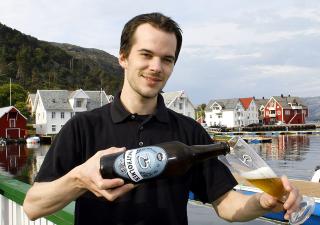 KNUTHOLMER: Daglig leder Jan Fredrik Fosse heller opp Knutholmer i glass spesiallaget for �let og stedet. Foto: OLE C.H. THOMASSEN