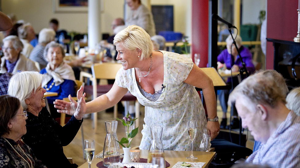 P� BES�K:  Frp's leder Siv Jensen bes�ker  Solvang sykehjem p� Teisen i Oslo.  Her blir hun godt mottatt, i samtale med bes�kende �se Nilsen.   Foto: Bj�rn Langsem / Dagbladet.