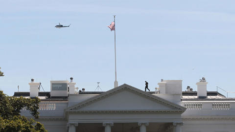 SYMBOLSK BYGG: Et helikopter flyr over det Hvite Hus i Washington. Det ikoniske bygget har blitt evakuert. Foto:AP Photo/Pablo Martinez Monsivais