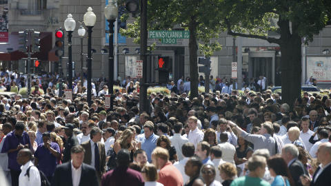 EVAKUERT: Folk samler seg i Pennsylvania Avenue i Washington etter et jordskjelv. Pennsylvania Avenue er gata hvor det Hvite Hus ligger. Foto: AP Photo/Charles Dharapak