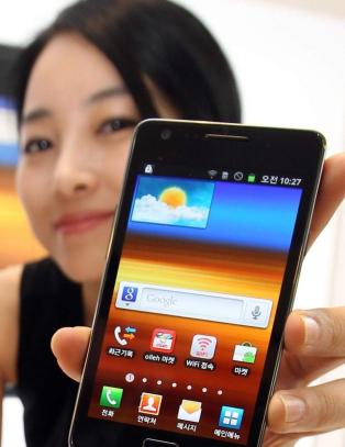 Apple spenner enda et bein for Samsung