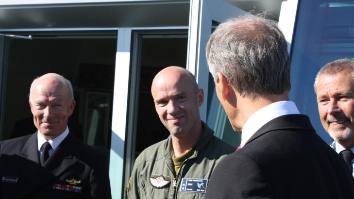 FIKK SKRYT: Utenriksminister Jonas Gahr St�re ga skryt til det norske personellet som bidro til bombetoktene over Libya. Her hilser han p� Bj�rn Mannsverk. Foto: Jonas S. Rasch