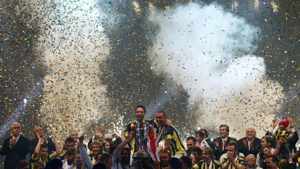 FORTSATT SERIEMESTER: Fenerbah�e er ikke fratatt seriemesterskapet i Tyrkia, men nektes deltagelse i Champions League etter beskyldninger om kampfiksing.Foto: SCANPIX/REUTERS/Murad Sezer