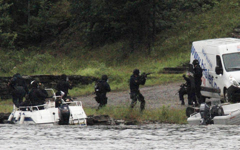 ALTERNATIV TRANSPORT: Politiets spesialstyrke, Delta-gruppa, måtte til slutt rekvirere to private båter for å komme seg til Utøya, etter at Nordre Buskerud politidistrikts gummibåt fikk motorstopp midtfjords. Foto: JAN BJERKELI / REUTERS / SCANPIX ALTERNATIV TRANSPORT: Politiets spesialstyrke, Delta-gruppa, måtte til slutt rekvirere to private båter for å komme seg til Utøya, etter at Nordre Buskerud politidistrikts gummibåt fikk motorstopp midtfjords. Foto: JAN BJERKELI / REUTERS / SCANPIX