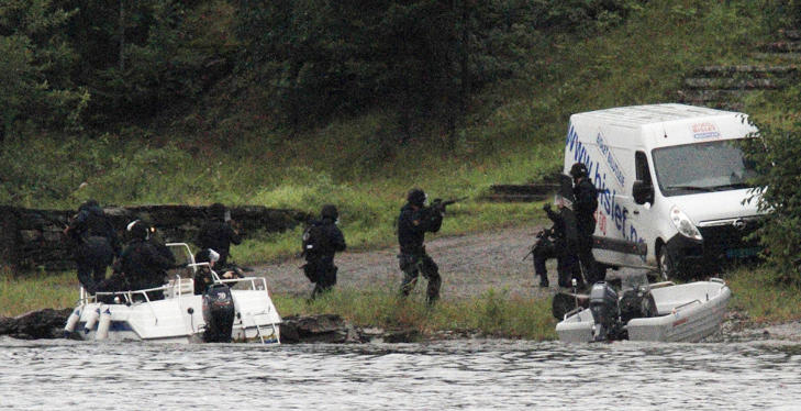 VIRKELIGHET: Delta-troppen og tjenestemenn fra Nordre Buskerud politidistrikt går i land på Utøya klokka 18.25 fredag 22. juli. Foto: JAN BJERKELI / REUTERS / SCANPIX VIRKELIGHET: Delta-troppen og tjenestemenn fra Nordre Buskerud politidistrikt går i land på Utøya klokka 18.25 fredag 22. juli. Foto: JAN BJERKELI / REUTERS / SCANPIX