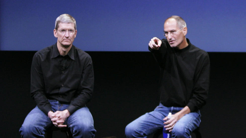 OVERTAR TROLIG: Tim Cook overtar trolig som Apple-sjef etter Steve Jobs (til h�yre). Foto: PAUL SAKUMA/AP