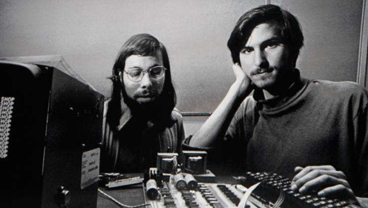 FERDIG: Steve Jobs (til h�yre) startet Apple sammen med Steve Wozniak. I natt trakk Jobs seg som Apple-sjef. Foto: KIMBERLY WHITE/REUTERS