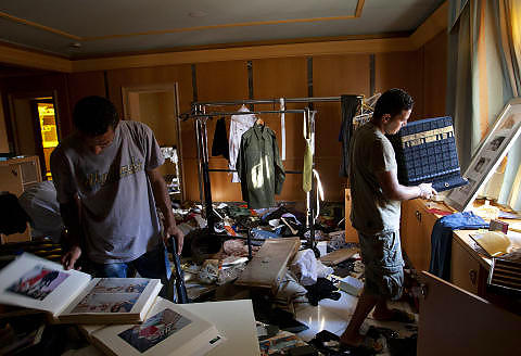 HJEMME HOS KADHAFIS: Oppr�rere som tok seg inn i huset fant if�lge AP krystallglass og en brun Dolce & Gabana skinnjakke i huset til Aisha Kadhafi i g�r. Foto: Sergey Ponomarev / AP / Scanpix