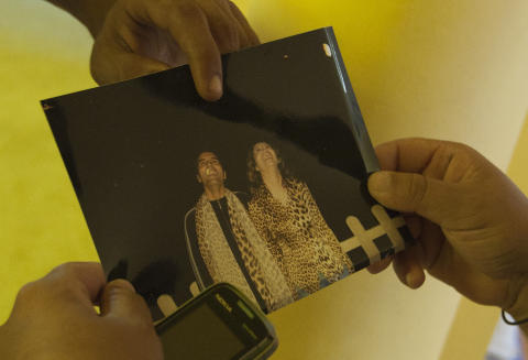 FAMILIEALBUM: Oppr�rere og sivile fant personlige eiendeler og bilder da de tok seg inn i huset til r Aisha Kadhafi. Foto: Sergey Ponomarev / AP / Scanpix
