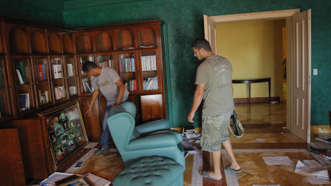 BARNEB�KER: I biblioteket i huset til Aisha Kadhafi fant oppr�rerne en rekke barneb�ker. Blant Aishas DVDer fant de blant annet en film om � komme tilbake i form etter f�dsel. Foto: Sergey Ponomarev / AP / Scanpix