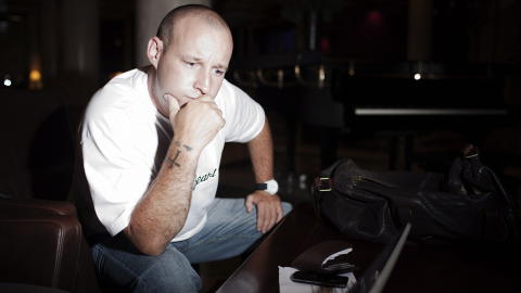FLERE PUNKTER: Ray mener videoen, som han her studerer, inneholder flere referanser til ham selv. Foto: Hilde Mesics Kleven