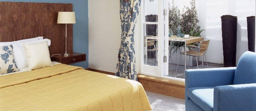 UNIKT DESIGNEDE ROM: Rommet er lite, men senga er god og badet gnistrende nytt.