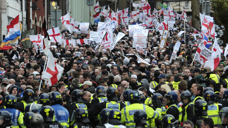ARRANGERE STORE DEMONSTRASJONER I ENGLAND: English Defence League holder stadig demonstrasjoner mot islam i England. På det meste har de samlet 3000 demonstranter. Flere norske medlemmer har deltatt i disse, blant annet Anders Behring Breivik. FOTO: AFP PHOTO/CARL COURT ARRANGERE STORE DEMONSTRASJONER I ENGLAND: English Defence League holder stadig demonstrasjoner mot islam i England. På det meste har de samlet 3000 demonstranter. Flere norske medlemmer har deltatt i disse, blant annet Anders Behring Breivik. FOTO: AFP PHOTO/CARL COURT