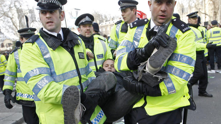 STORT POLITIOPPBUD: En demonstrant tas av politiet ved Westminster sentralt i London 5. mars 2010. Foto: REUTERS/Andrew Winning STORT POLITIOPPBUD: En demonstrant tas av politiet ved Westminster sentralt i London 5. mars 2010. Foto: REUTERS/Andrew Winning