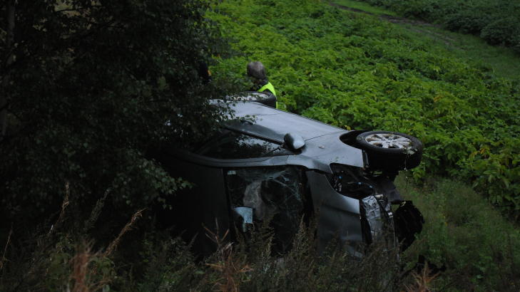 KJ�RTE I EN STEIN: Ogs� denne bilen landet ute p� et jorde, etter � ha kj�rt av veien. Ulykken skjedde bare en kilometer unna den f�rste bilulykken. Foto: Lasse Ljung