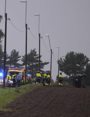 To skadd etter to ulykker p� v�te veier