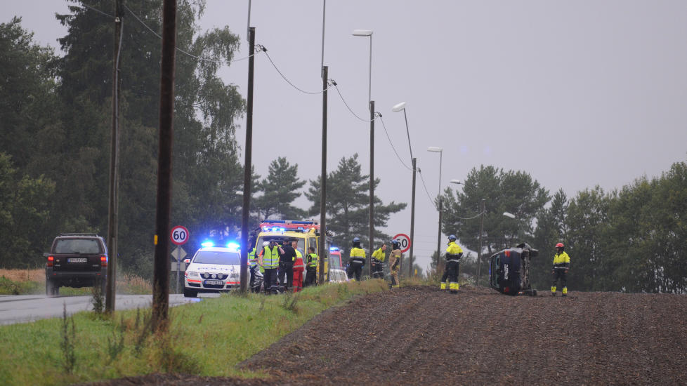 LANDET P� TAKET: En bil kj�rte av veien og landet ute p� et jorde mellom Sandefjord og Larvik. Ulykken skjedde like f�r klokka 19.00 i kveld. Foto: Lasse Ljung