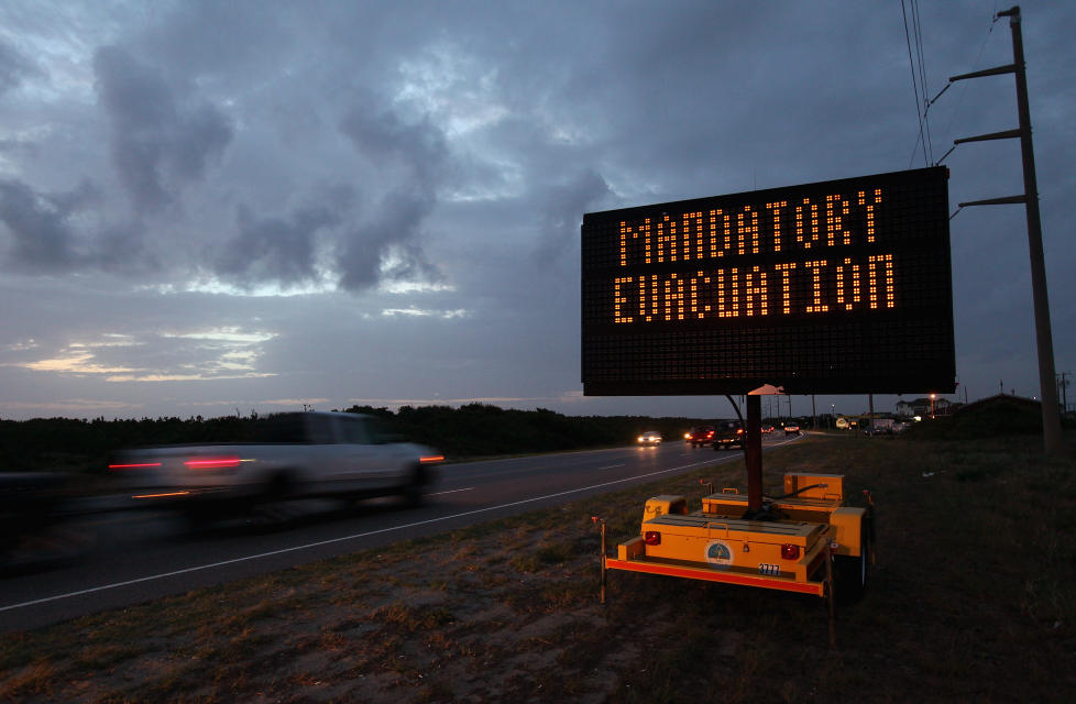 EVAKUERER: Et skilt p� motorveien i Dare County i North Carolina ber folk om � evakuere f�r orkanen Irene treffer. Foto: Scott Olson / Getty Images / AFP / Scanpix