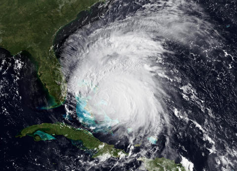 �IRENE�: Et satelittbilde  av orkanen n�r den n�rmer seg �stkysten av USA onsdag 25 August. Irene er n� en kategori 3 storm med vinder p� 185 km/t. Foto: NOAA / AP / Scanpix