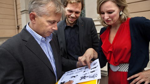 Ute av duck-politikken Knut Storberget oppdager at SVs Inga Marte Thorkildsen og  Audun Lysbakken er duckifiserte og deltar i valgkampen i Andeby. - Men jeg burde v�rt med. Det er jo jeg som skal h�ndtere B-gjengen, sier Storberget.  Foto: Anders Gr�nneberg